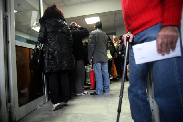 Αποσυνδέονται τα επιδόματα από τον κατώτατο μισθό