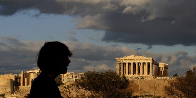 Η κρίση έστειλε την Ελλάδα στο 2000
