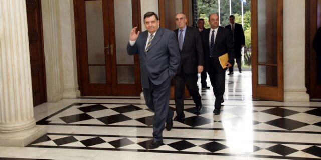 Όταν η πολιτική σκηνή πήγε χέρι χέρι με τον Καρατζαφέρη