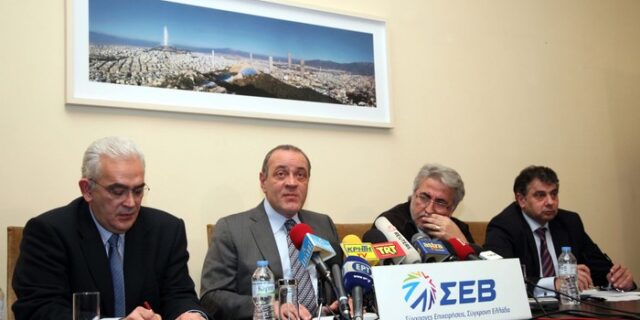 “Όχι” των κοινωνικών εταίρων στη μείωση μισθών