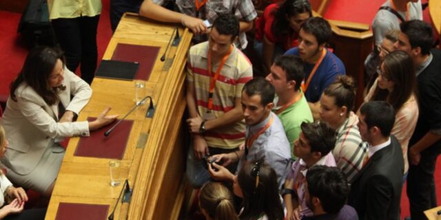 Μαθητές τα έψαλαν στη Διαμαντοπούλου