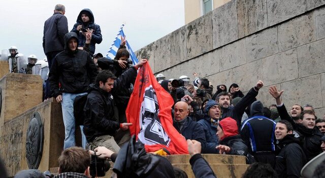 Διαδηλωτές προσπάθησαν να μπουν στη Βουλή