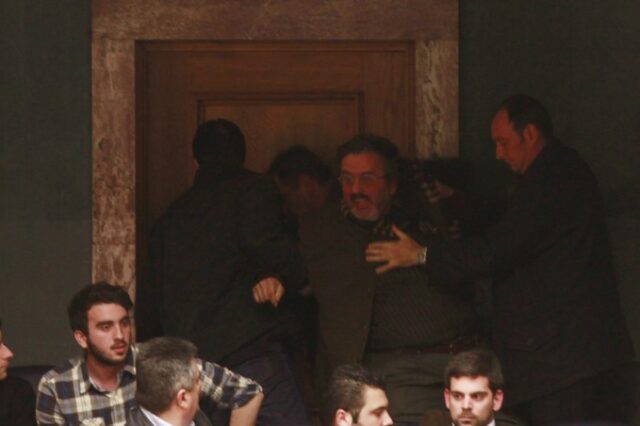 Πολίτης μπήκε στη Βουλή και θέλησε να μιλήσει