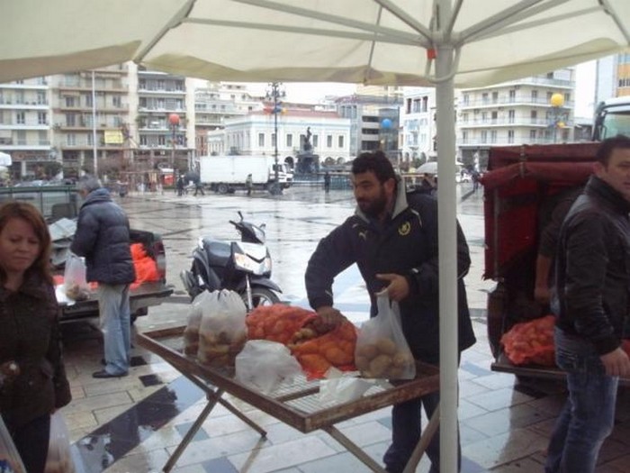 Πάτρα: Μοίρασαν 4 τόνους πατάτες και λαχανικά στους πολίτες