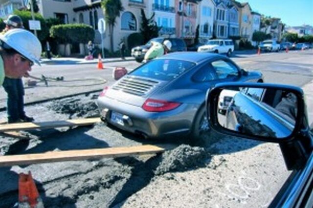 Βουτιά Porsche σε φρέσκο τσιμέντο