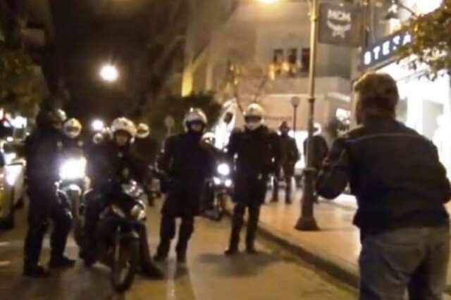 Διαδηλωτές στο σπίτι του Σημίτη