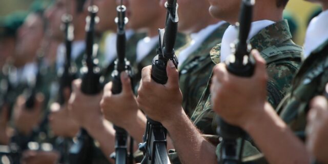 Ακόμα και το 35% θα αγγίξουν οι μειώσεις στα ειδικά μισθολόγια