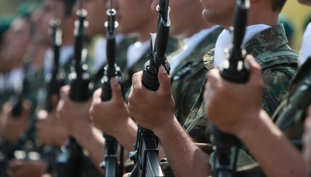 Σε δόσεις οι μειώσεις στα ειδικά μισθολόγια