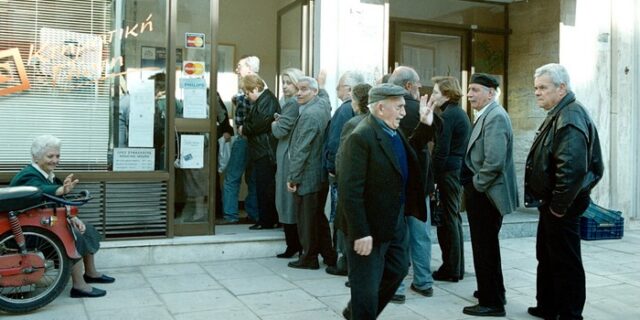 Από πού θα κόψουν 325 εκατ. ευρώ