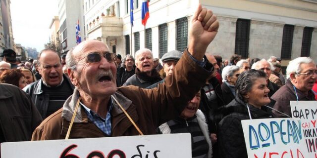 Βάζουν χέρι στις συντάξεις για το “ναι” της τρόικας