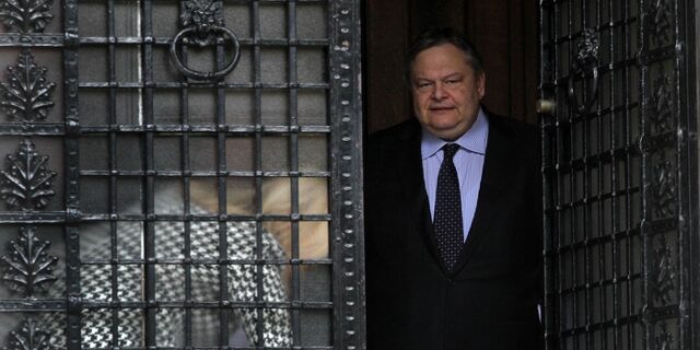 “Κλειδώνει” στο 22% η μείωση του κατώτατου μισθού