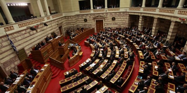 Οκτακομματική Βουλή με παραιτέρω καθίζηση ΠΑΣΟΚ – ΝΔ