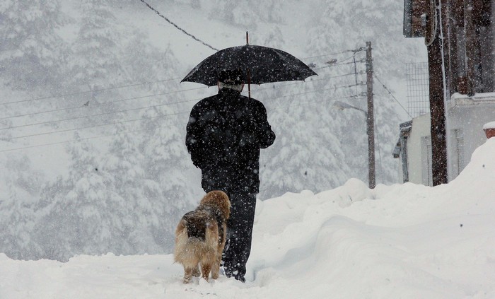 Χιόνια στην Αττική: Σε ετοιμότητα η Περιφέρεια- Σε συνεχή λειτουργία τα εκχιονιστικά