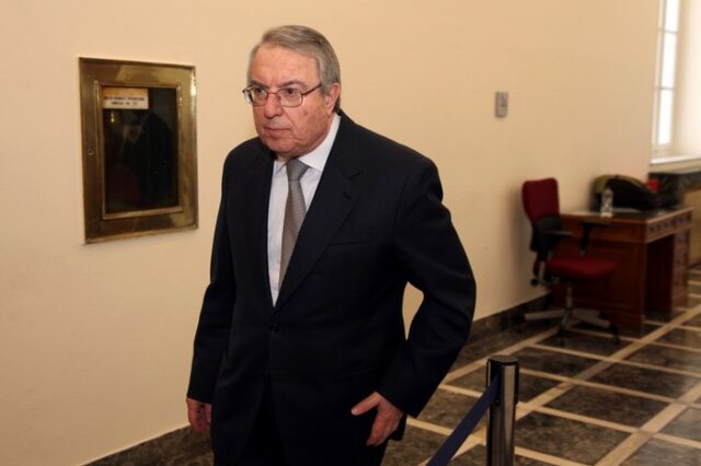 Μπαμπινιώτης: Δεν υποχωρώ βήμα