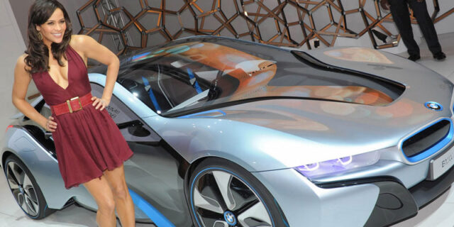 H BMW i8 σε … επικίνδυνες αποστολές και η Πάολα Πάτον