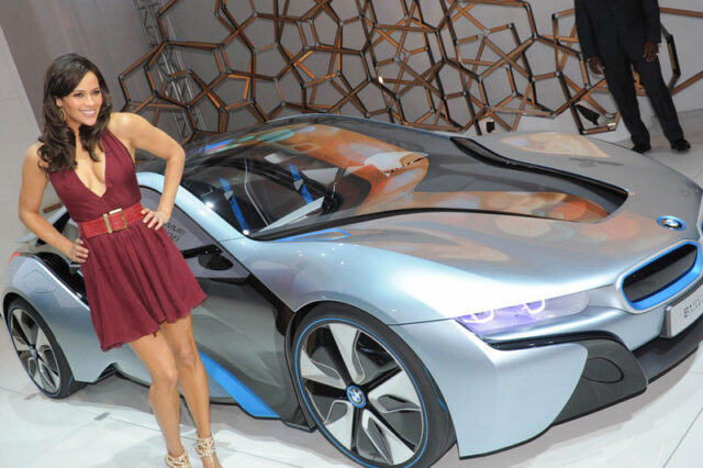 H BMW i8 σε … επικίνδυνες αποστολές και η Πάολα Πάτον
