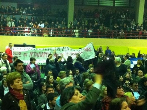 Νέα επίθεση με πορτοκάλια και νεράντζια στον Γιώργο Νταλάρα