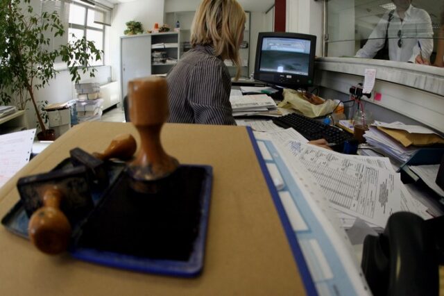 Τέλος από σήμερα οι παλιές συμβάσεις. Μείωση αμοιβών κατά 10%-15%