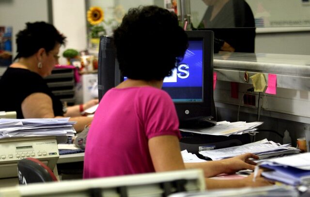 Μείωση μισθών σε βάθος τριετίας