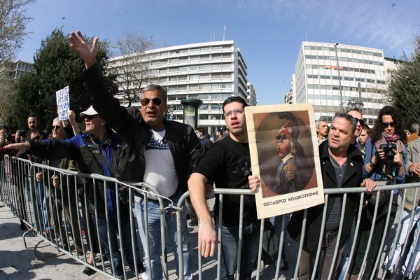 Με συνθήματα και διαμαρτυρίες η στρατιωτική παρέλαση στο Σύνταγμα