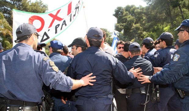 Πεδίο μάχης η Πάτρα – Ματαιώθηκε η παρέλαση στο Ηράκλειο Κρήτης