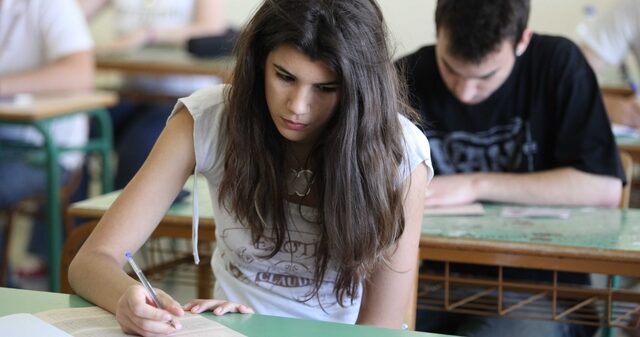 Κατά 6.000 λιγότεροι οι υποψήφιοι σε ΑΕΙ και ΤΕΙ