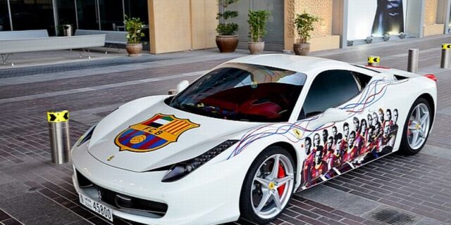 Ένας φανατικός της Μπάρτσα με μια Ferrari