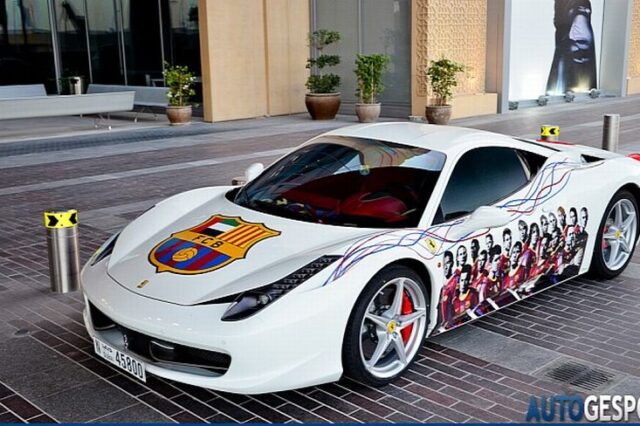 Ένας φανατικός της Μπάρτσα με μια Ferrari