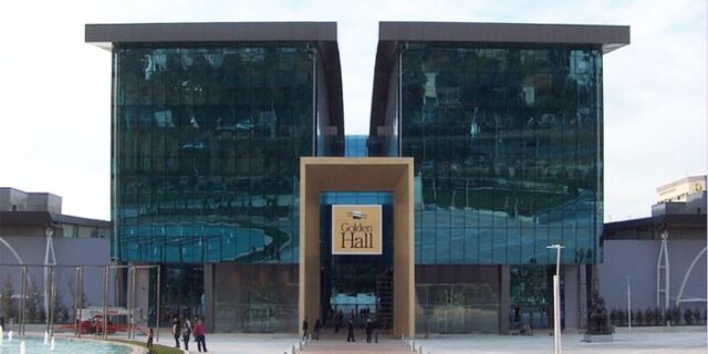 Στο “σφυρί” το Golden Hall