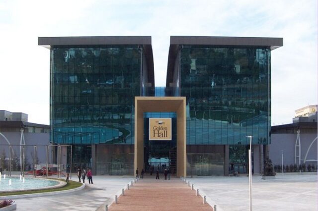 Στο “σφυρί” το Golden Hall