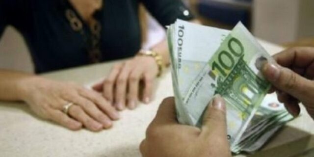 Μειώθηκαν οι τραπεζικές καταθέσεις τον Φεβρουάριο