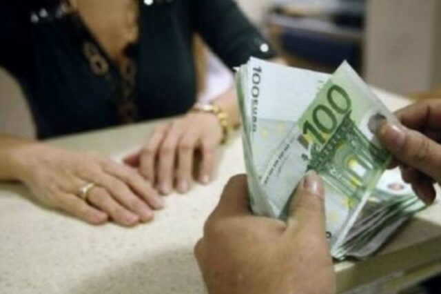 Μειώθηκαν οι τραπεζικές καταθέσεις τον Φεβρουάριο