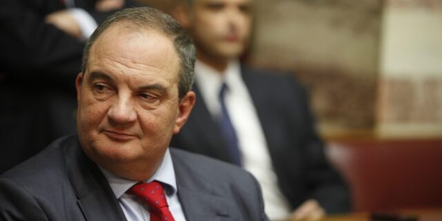 Πούλησε το γραφείο του, τώρα νοικιάζει το πατρικό του ο Καραμανλής