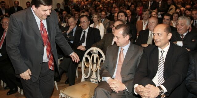 Καρατζαφέρης προς Χρυσή Αυγή: Προσβάλλετε τη δημοκρατία