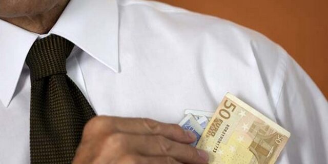 Όργιο σπατάλης στο δημόσιο. Εισπράττουν επιδόματα πλυσίματος χεριών και κεραίας