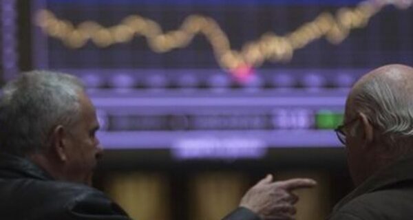 Στα 3 δισ. ευρώ τα κέρδη των hedge funds από την επαναγορά των ελληνικών ομολόγων