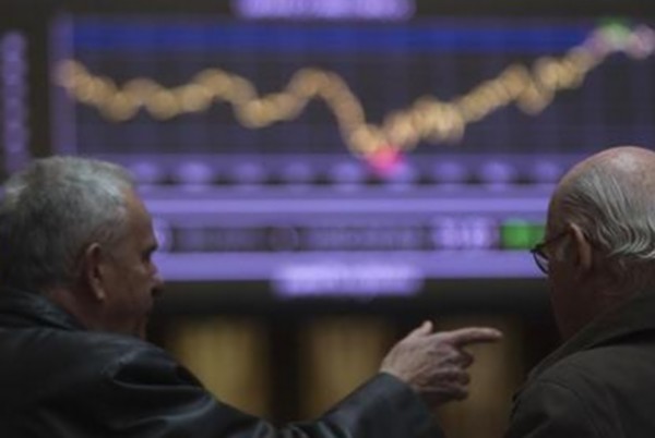 Στα 3 δισ. ευρώ τα κέρδη των hedge funds από την επαναγορά των ελληνικών ομολόγων