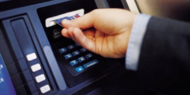 Βάζουν χέρι στους τραπεζικούς λογαριασμούς για χρέη