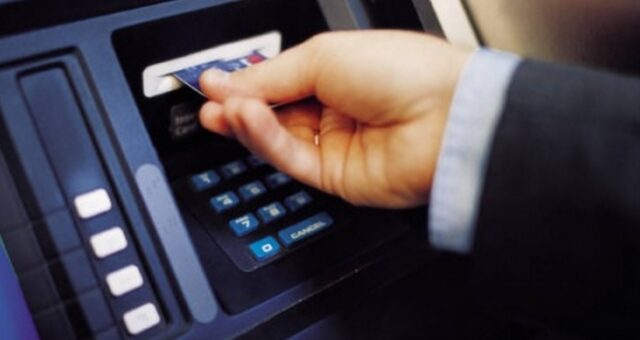 Βάζουν χέρι στους τραπεζικούς λογαριασμούς για χρέη