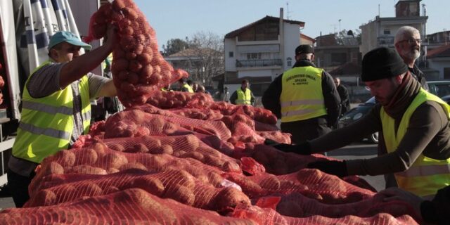 Οι μεσάζοντες απειλούν, οι πολίτες συνεχίζουν