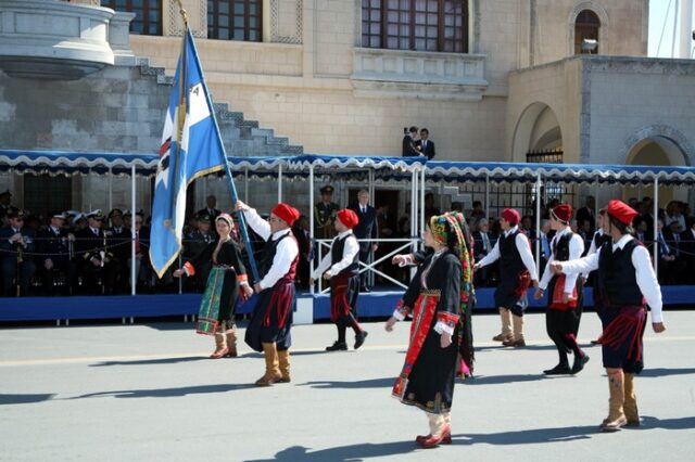 Γιαούρτια και μπουκάλια σε παρέλαση στη Ρόδο