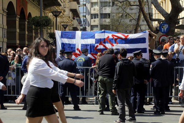 Μαθητική παρέλαση με περισσότερους αστυνομικούς παρά θεατές