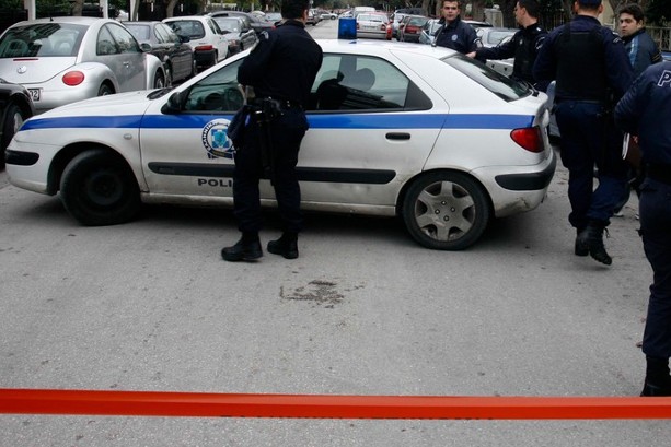 Ζώστηκε με εκρηκτικά και εισέβαλε σε γραφεία πολυκαταστήματος
