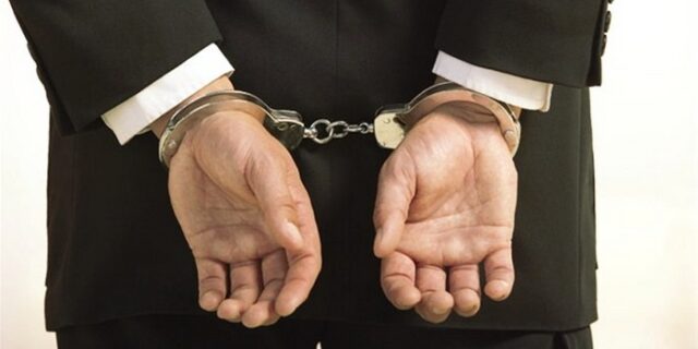 Χειροπέδες σε επιχειρηματία με χρέη εκατομμυρίων ευρώ
