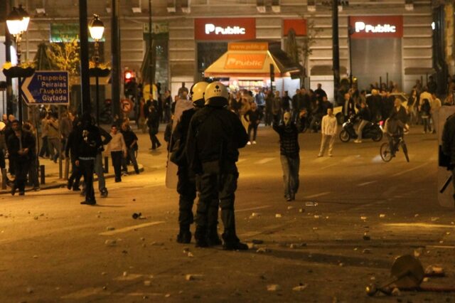 Προσκύνημα οργής στο Σύνταγμα για την αυτοκτονία του 77χρονου