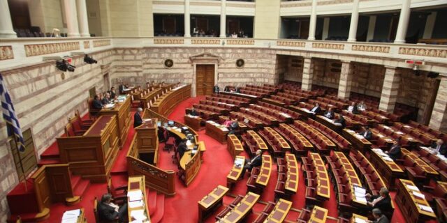 Με 155 “ναι” η ψήφιση για τη χρηματοδότησή των κομμάτων