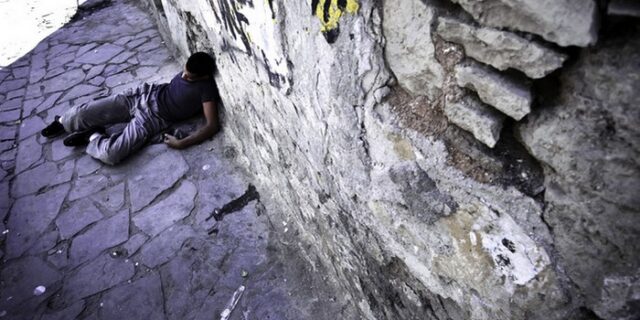 Η οικονομική κρίση σπρώχνει ανθρώπους στα ναρκωτικά