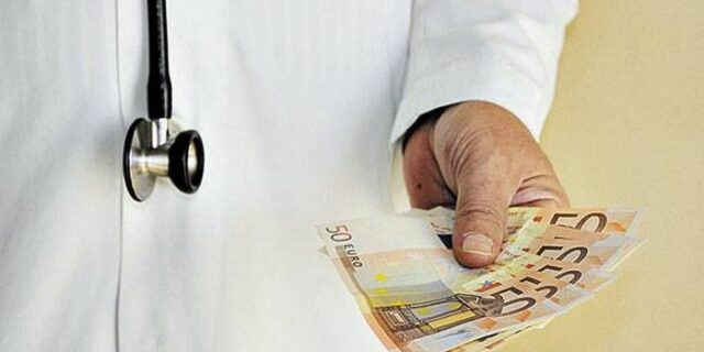 Συνελήφθη γιατρός που πήρε φακελάκι από ανάπηρο