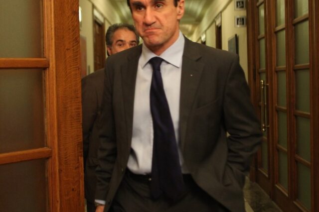 Απειλούν τον Λοβέρδο με ομαδικές αγωγές οι φαρμακαποθήκες