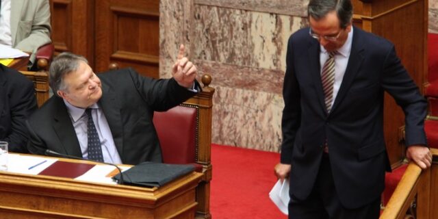 Spiegel: “Υπόσχονται αλλαγή αυτοί που οδήγησαν την Ελλάδα στο χείλος του γκρεμού”
